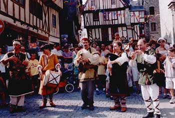 Animation de rue par le groupe Waraok dans les rues de Vannes en 2001. Instruments, de gauche à droite - riqq, davul, gaïda, veuze, flûte