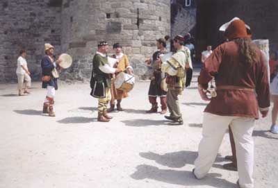 Le groupe Waraok au pied des remparts de Dinan