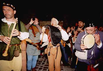 Waraok en déambulation dans les rues de Dinan