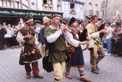 Waraok déambulant dans les rues de Vannes en costumes médiévaux