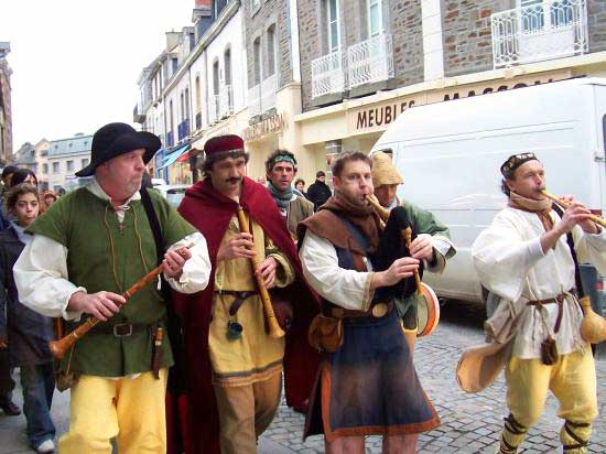 Waraok en défilé dans les rues de Dol-de-Bretagne