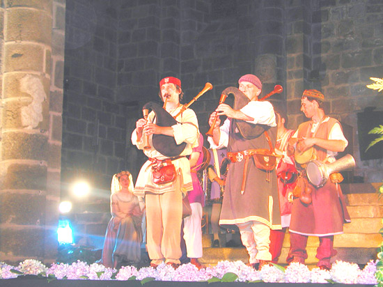 Waraok sonnant sur les reproductions des cornemuses de Guillaume de Machaut