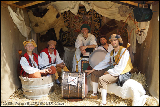 Groupe de musique médiévale, musique renaissance et musique traditionnelle Waraok en costume renaissance