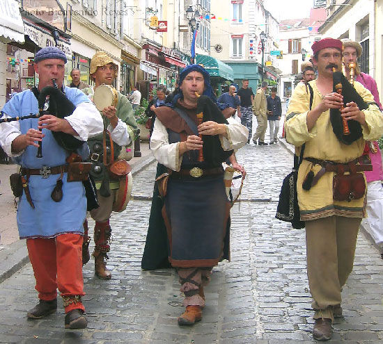 Waraok défilant dans les rues de Brie Comte Robert