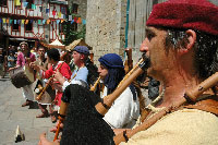 Waraok en animation de rue à Vannes en 2005. On voit la reproduction de cornemuse médiévale faite par Thierry Bertrand