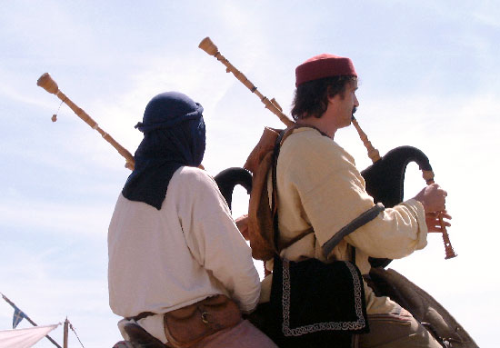 Deux des sonneurs de Waraok &agrave; dos de chameau.