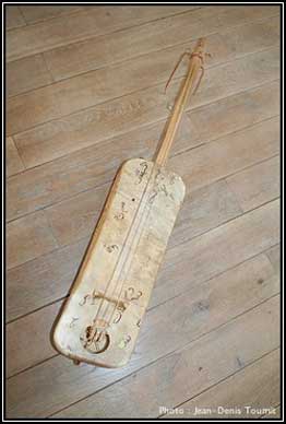 guembri utilisé dans le groupe de musique médiévale, musique renaissance, musique traditionnelle Waraok