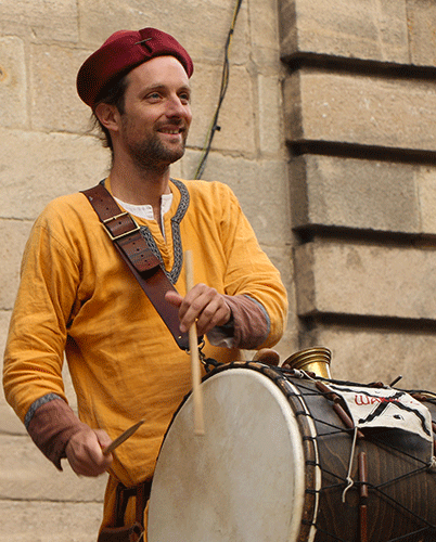 Thomas Reigneron percussionniste du groupe de musique médiévale Waraok