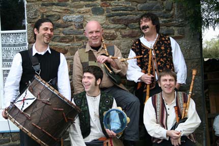 Waraok en costumes traditionnels