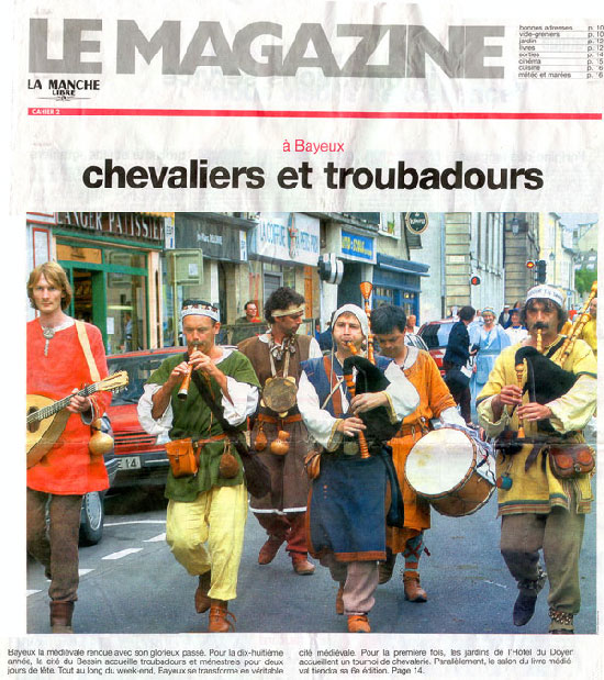 "A Bayeux - chevaliers et troubadours. Bayeux la médiévale renoue avec son glorieux passé. Pour la dix-huitième année, la cité du Bessin accueille troubadours et ménestrels pour deux jours de fête. Tout au long du week-end, Bayeux se transforme en véritable cité médiévale. Pour la première fois, les jardins de l'Hôtel du Doyen accueillent un tournoi de chevalerie. Parallelement, le salon du livre médiéval tiendra sa 6e édition."